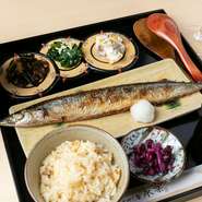 「野菜」「お米」は地元の農家から、「魚」は京都の中央卸売市場で毎朝新鮮なものを仕入れています。旬をテーマにした釜炊き込みご飯と漬け込み焼き魚も用意。その時期だからこそ味わえる組み合わせもお見逃しなく。