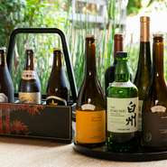 ソムリエでもある料理人が、使用する食材に合わせて選び抜いたワイン。日本酒も地元の酒造からピックアップ。日常を忘れ、おいしいものをじっくりと楽しむ。ひとときの贅沢を満喫してみませんか。