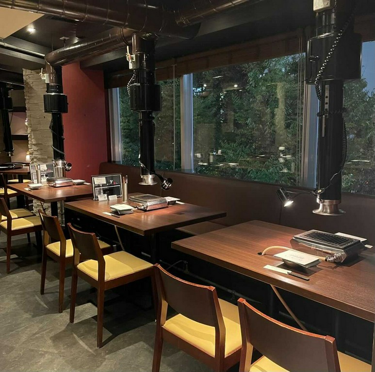 お洒落な内装でデートや接待にもおすすめ。