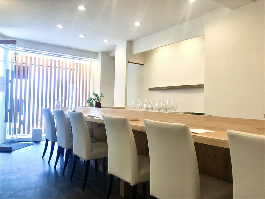 木目と白を基調にしたシックな店内