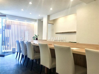 木目と白を基調にしたシックな店内