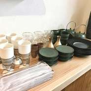 店内は白を基調にし、装飾もできる限り抑え開放感と落ち着きを大切にしています。器は形状や質感など料理に合わせた美濃焼が中心。檜は格子、桜は取っ手、杉はカウンターなど場所を考え木も使い分けられています。