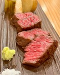 想作割烹のりすゑのシグニチャーコース
のメインより(+1500円)
熊本県和牛あか牛の高級部位リブロースをジューシーに焼き上げ
おろしたての本わさびとエジプト産の7000万年前の地層がら取り出した砂漠塩で。