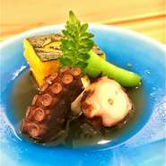 佐島の真蛸を生きたまま調理
程よい食感と噛むごとに溢れる旨味を堪能してください！
