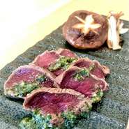 57℃の低温調理でやわらかくジューシーに仕上げられたラム肉。「鰻の蒲焼き」に触発されたソースには実山椒・醤油・バルサミコを使用しています。季節ごとに変わるメニューバリエーションにも注目したい一皿です。