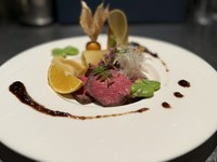 和牛を4時間かけ低温でじっくりローストすることで肉の旨味を閉じ込め最高の品質のローストビーフに仕上げております。