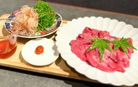 低音調理した牛舌の柔らかい部分(タン元)だけを使用。その日引いた鰹出汁に旬菜を一緒にしゃぶしゃぶして召し上がっていただく一品。