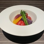 茄子、蓮根、青唐辛子、ミニトマト、パプリカ　5種の彩り豊かな野菜を酢の効いた酢の効いた和風だしに漬け込んださっぱりとした一皿です。