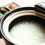 毎朝店内で精米し、季節やお米の状態により水分量を調節し土鍋でふっくらとで炊き上げます