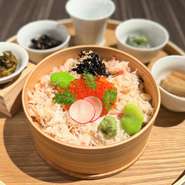 小鉢3種、汁物（おかわり無料）、香の物