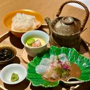 鯛の切身（ごまだれ）、茶碗ご飯、出汁、小鉢２種