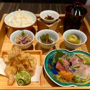 汐するめ天麩羅、刺身3種、小鉢2種、茶碗ご飯、汁物、香の物