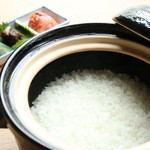 THE WASHINのお米は農家直送の新潟県産コシヒカリを使用。毎日、店内にて精米し丁寧に土鍋で炊き上げます。炊き立てのご飯の香りをお楽しみいただき、至福な時をお過ごしください。