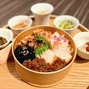牛しぐれ煮、鮭塩麹焼、蟹身
小鉢3種、汁物（おかわり無料）、香の物