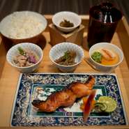 鮭甘酒味噌漬け、季節の小茶碗蒸し、小鉢2種、茶碗ご飯、汁物、香の物