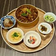 小鉢3種、汁物、香の物