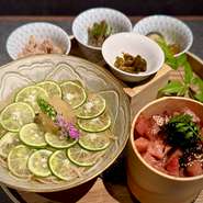 すだち蕎麦（冷）鮪漬け小わっぱ飯、小鉢3種、香の物