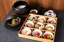 THE WASHIN9種箱、蟹料理、土鍋飯、甘味が愉しめるランチコースでございます。