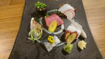 見た目にも楽しい。季節の魚介をいただく『刺身盛り合わせ』