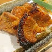 お店のイチオシ。低温調理でしっとり柔らかい食感に仕上げています。仙台味噌等の合わせ味噌に漬け込み。お肉そのものの旨味がクセになり、あっという間に食べ切ってしまいます。
