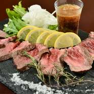 一度炭で焼き
その後に店主独自でブレンドした燻製チップで燻した料理です。口に入れた瞬間フワッと香りがする新たな感じを楽しめる一品です。
燻製も短くして半燻製なので
苦手な方にも好評頂いてます。