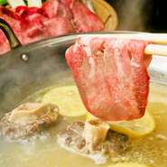 店主がこだわり牛骨から10時間以上煮込みとったダシを独自のブレンド塩ダレと合わせて作った鍋スープは絶品。
牛タンもレタスも勿論相性バツグン！
ほのかに香る柚子の香りであっさりと食べられます。
