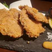 豚の中でも柔らかさで最高ランクをとったと言われる
豚のヒレをカツにしました。
やわからく旨味も凝縮されております。
特製の梅肉ソースとの相性はバッチリです。