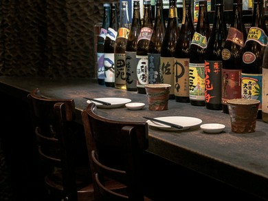 二人の距離も近いカウンター席でカジュアルデート！
