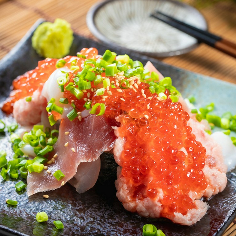 こぼれるほどのイクラが肉寿司とコラボ！『海鮮こぼれ寿司』