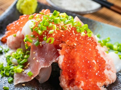 こぼれるほどのイクラが肉寿司とコラボ！『海鮮こぼれ寿司』