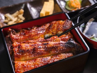 高温の備長炭で焼く、関西風の本格的な調理法の『鰻重一尾』