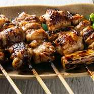 扇屋はとことんタレと塩にこだわります。タレのベースには、醤油を二度醸造する贅沢な”再仕込みしょうゆ”を使用。塩は大昔の地殻変動で生まれたドイツの岩塩層。

