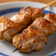 皮付きのもも肉ではなく、鶏皮で巻いたもも肉を串焼きにしています。皮の脂を飛ばすように、カリッカリに香ばしく焼くことでさっぱりとしたおいしさに。何本でも食べられます。