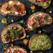 新鮮な食材を使ったSALMON、TUNA、AVOCADOなど6種類から選べるオープンサンド