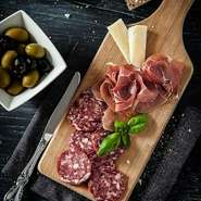 季節のトリュフを使った生ハム、サラミの盛り合わせ