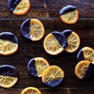 すっきりとした甘さのオレンジピールにチョコを添えたデザート