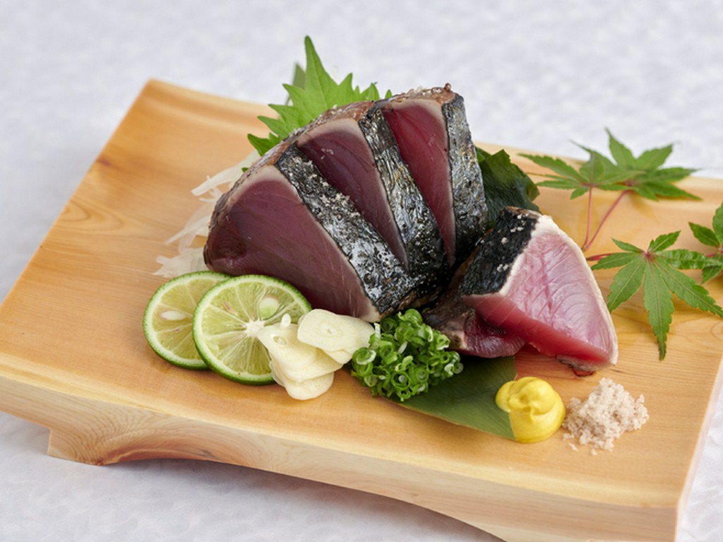 脂ののった鰹を、地元の藁で焼き上げた一品。藁ならではの香りも楽しみたい『鰹の藁焼きたたき』