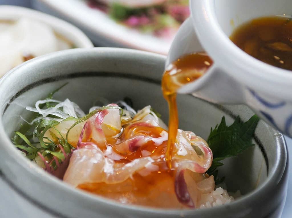 愛媛県宇和島の郷土料理。ブランド鯛を出汁につけご飯にのせる宇和島独自のスタイルで食す『宇和島鯛めし』