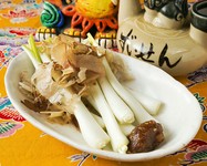 鮮度自慢！小ぶりで香りがよい沖縄独自の島らっきょう。フレッシュなまま味わって欲しく、店長が皮むきから塩漬けまで、ひと手間と愛情をかけて仕込んでいます!2、3月が旬ですので食べのがしなく!