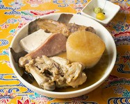 沖縄の食材を使ったオリジナルの沖縄おでん。
オリジナルの昆布出汁と秘伝のタレで、見た目は真っ黒ですが驚くほどあっさりとした味わい。
テビチ（豚足）は沖縄では定番の具材なのでぜひ。

8種…980円
5種…680円