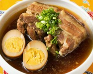 ラフテー（豚肉のかたまり）を、醤油、黒糖、泡盛でじっくりコトコト煮込むこと8時間!
味がしっかり染みたお肉は、お箸でもすっと切れる程やわらかく、口の中でホロリとほどけます。