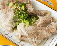 骨付きあばら肉を、塩と昆布だしのスープに浸し4時間煮込むことで、
骨の髄までトロットロに♪ホロリとほどける肉とうま味がたっぷり詰まったスープは絶品。