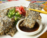 沖縄家庭料理の定番、ヒラ（平たく）ヤーチ（焼いた）、チヂミ。
シャキシャキ食感の沖縄もずくがたっぷり入って、醤油ベースのさっぱりダレにつけれ食べれば、
何枚でも食べられちゃいます。