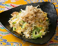 沖縄産のゴーヤと、沖縄から取り寄せる島豆腐を使った定番料理。
オリジナルブレンドのチャンプルー出汁が効いて、あと引くおいしさ！
栄養たっぷりのゴーヤを食べて、明日も元気いっぱいがんばるさー!