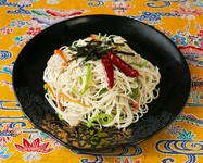 おつまみにも、〆にもなるソーミン（素麺）の炒め物。
チャンプルー出汁がソーミンにしみ込んで、さっぱりしながらもコクのある味わいです。