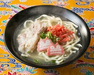 沖縄から取り寄せる本場の麺と、パラダヰス自慢の豚骨スープ、
6時間煮込んだソーキ、シーサーを模ったかわいいかまぼこと、
沖縄の味わいが一杯に凝縮!ひと口食べれば思わずマーサン（おいしい）!