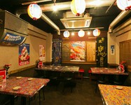 シーサーが描かれた灯篭や泡盛の暖簾・オリオンビールの提灯など、一年中沖縄気分を満喫できるリラックス空間。大人数での宴会にピッタリな個室は、最大16名様までと最大22名様まがご利用可能。