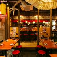 お店に入ると、天井に巨大竜など細部まで表現された躍動感ある竜のオブジェ！本場中国の屋台を思わせる店内には、カウンター席とアレンジが可能なテーブル席をご用意。お一人様から大人数のご利用まで大歓迎