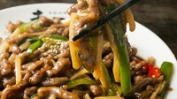 ピーマンの切り方こだわっております！オイスターソースベースの竜王秘伝配合のタレはお酒でもご飯でもOK♪上に乗ったパリパリの揚げじゃががアクセントに！