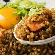秘伝のブラックソースで味をつけたガッツリ炒飯♪飲みの〆でも、お食事でも最高です！